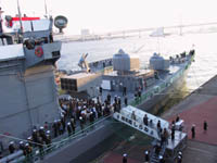 船を下りるところ