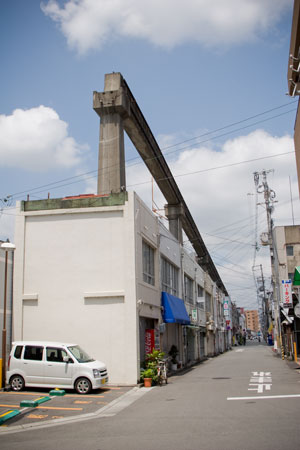 建物のうえに橋脚が載っている