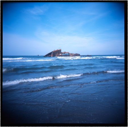 砂浜にある座礁した船の一部