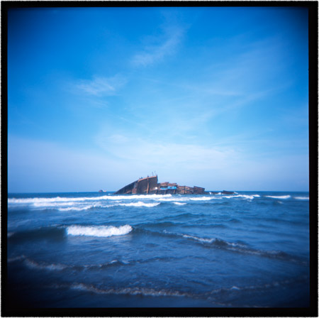 海岸にある座礁船の残骸