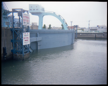 閉じた水門を横から見たところ