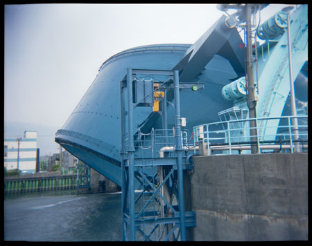 水門を横から見たところ