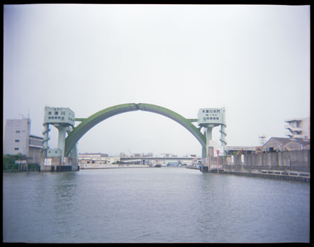 渡し船からみた水門