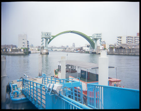 渡し船場からみた水門