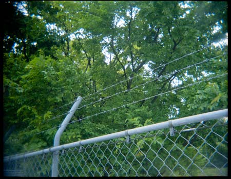 有刺鉄線つきフェンス